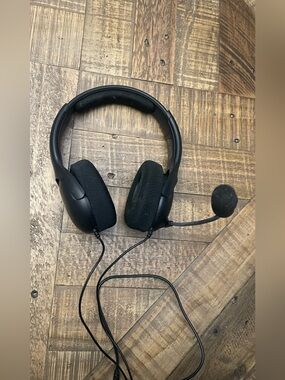 Black Wired Over-Ear Headset with Microphone - Gaming & Communication